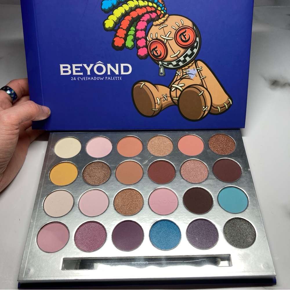 Bundle Of Four Brand New Beyond Eyeshadow Pallets